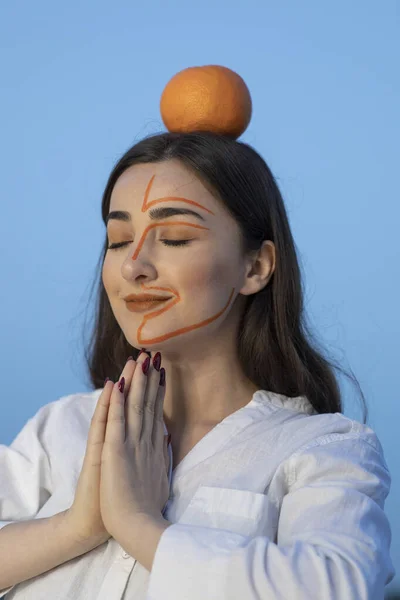 Портрет Молодой Женщины Раскрашенным Лицом Держащей Оранжевый Над Головой Высокое — стоковое фото