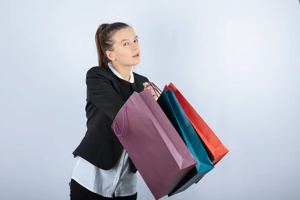 Afbeelding Van Een Jonge Vrouw Die Een Boodschappentas Kijkt Een — Stockfoto