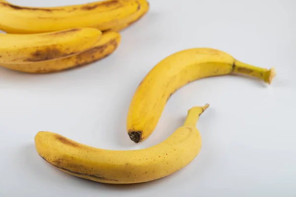 Вкусные Спелые Желтые Бананы Помещены Белом Фоне Высокое Качество Фото — стоковое фото