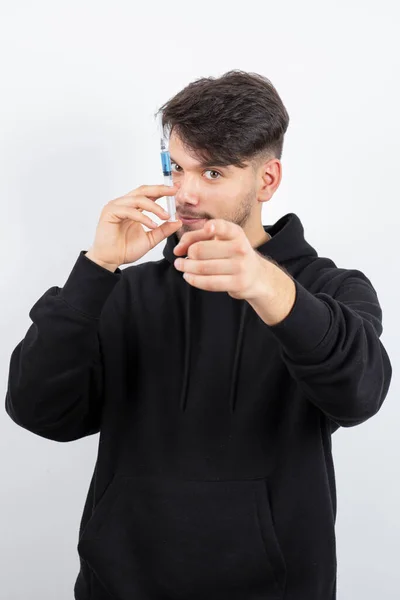 Knappe Man Model Met Een Plastic Spuit Met Vloeistof Voor — Stockfoto