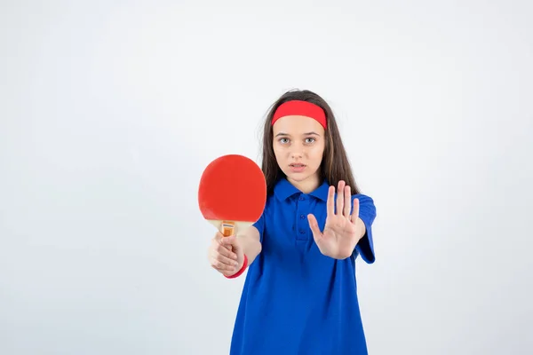 Foto Una Joven Sosteniendo Raqueta Tenis Mesa Mostrando Señal Stop —  Fotos de Stock