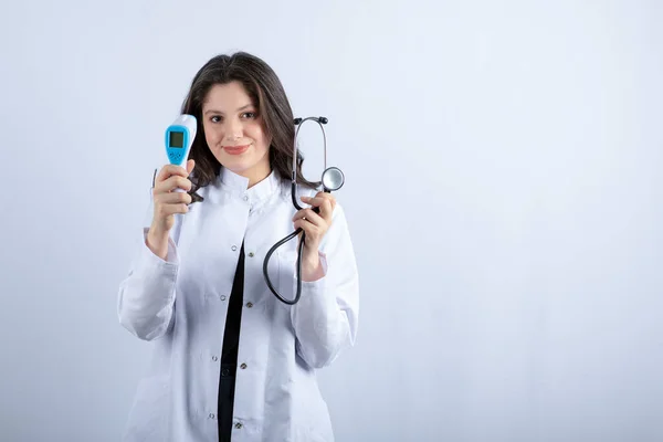 Retrato Doctora Mostrando Termómetro Estetoscopio Sobre Fondo Blanco Foto Alta — Foto de Stock