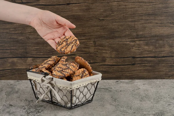 Mano Femenina Tomando Galletas Recién Horneadas Cesta Superficie Mármol Foto — Foto de Stock