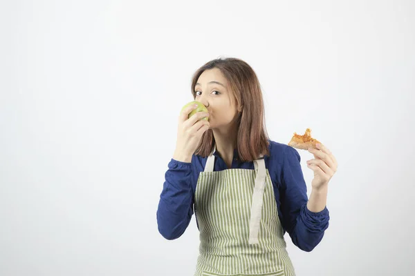 Entzückende Junge Mädchen Schürze Essen Grünen Apfel Statt Pizza Hochwertiges — Stockfoto