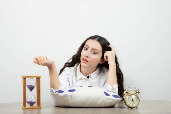 Mujer Negocios Sentada Mesa Mirando Cámara Foto Alta Calidad —  Fotos de Stock