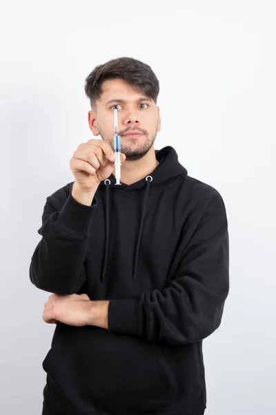 Modelo Guapo Hombre Sosteniendo Una Jeringa Plástico Con Líquido Para —  Fotos de Stock