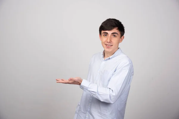 Retrato Homem Bem Sucedido Mostrando Espaço Cópia Palma Mão Fundo — Fotografia de Stock