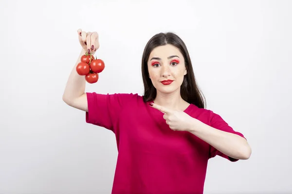 Mooie Vrouwelijke Chef Die Wijst Naar Verse Rode Tros Tomaten — Stockfoto