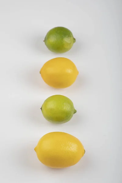 Frische Saftige Zitronen Und Limetten Isoliert Auf Weißem Hintergrund Hochwertiges — Stockfoto