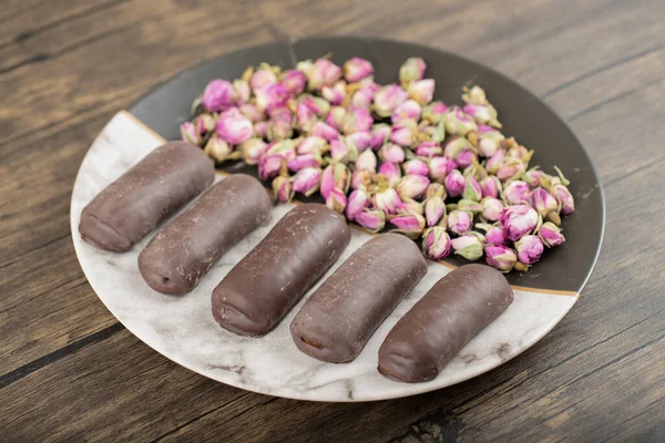 Lemez Édes Csokoládé Szelet Sütemények Bimbózó Rózsa Háttér Kiváló Minőségű — Stock Fotó