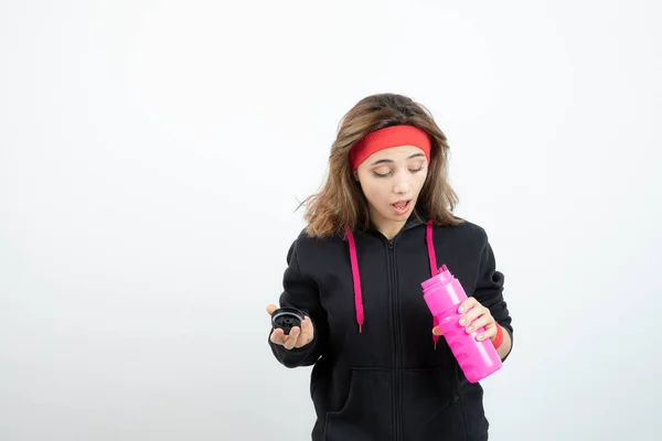 Hermosa Mujer Deportiva Sosteniendo Botella Con Agua Pared Blanca Foto —  Fotos de Stock