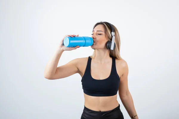 Beautiful Sporty Woman Headphones Drinking Bottle Water High Quality Photo — Stock Photo, Image