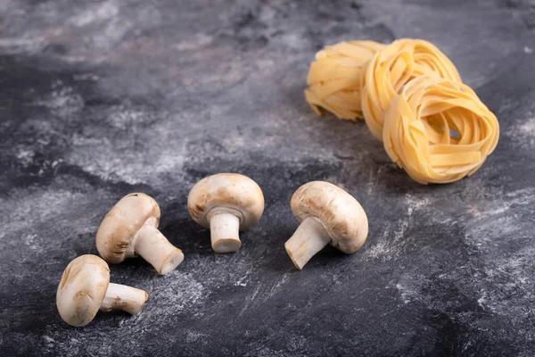 Nidi Pasta Cruda Con Funghi Freschi Sul Tavolo Marmo Foto — Foto Stock