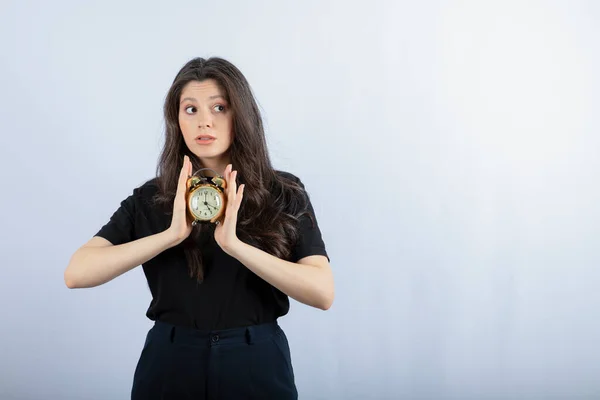 Retrato Chica Morena Traje Negro Sosteniendo Reloj Posando Cámara Foto —  Fotos de Stock