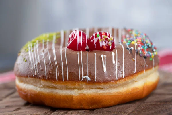 Een Chocoladedonut Met Hagelslag Een Houten Tafel Hoge Kwaliteit Foto — Stockfoto