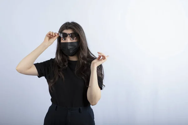 Young Girl Wears Black Mask Due Pandemic Posing High Quality — Stock Photo, Image