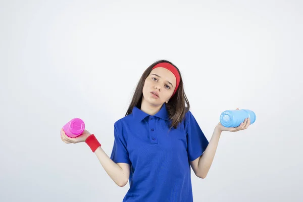 Foto Una Joven Deportista Sosteniendo Coloridas Botellas Agua Foto Alta —  Fotos de Stock