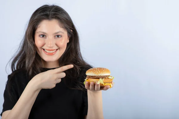 Foto Der Schönen Jungen Frau Zeigt Köstlichen Fleisch Burger Foto — Stockfoto