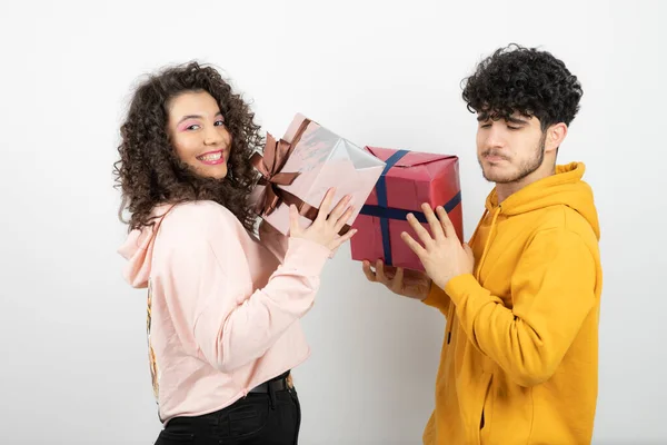 Retrato Pareja Joven Intercambiando Regalos Por Vacaciones Tempranas Sobre Pared — Foto de Stock