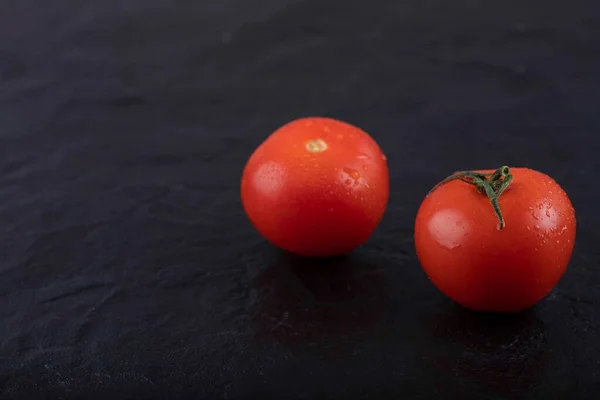 Tomates Frescos Vermelhos Colocados Sobre Fundo Preto Foto Alta Qualidade — Fotografia de Stock