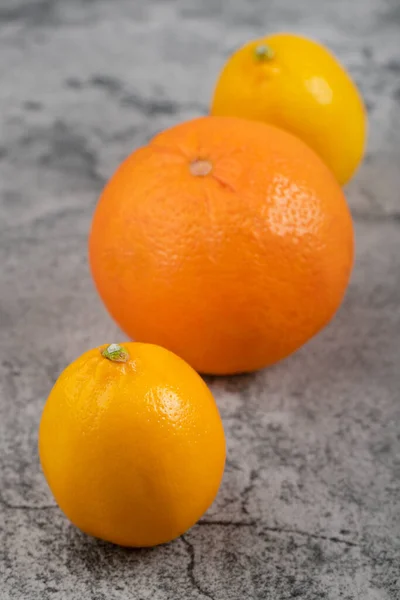 Dos Limones Frescos Con Una Naranja Sana Aislada Sobre Fondo — Foto de Stock