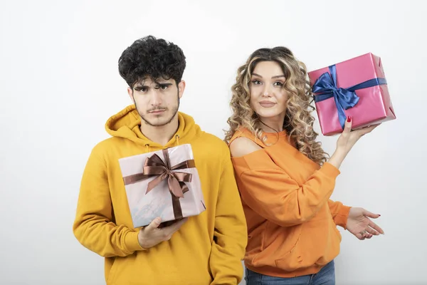 Retrato Una Joven Pareja Guapa Sosteniendo Regalos Vacaciones Anticipadas Foto —  Fotos de Stock