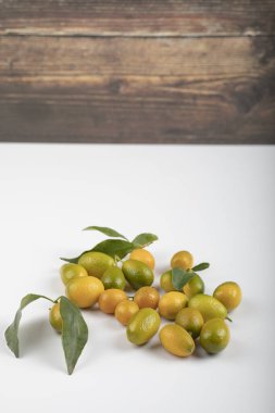 Beyaz arka planda yaprakları olan taze olgun kumkatlar. Yüksek kalite fotoğraf