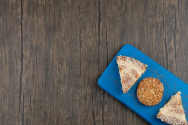Mavi kepekli kurabiye tahtası ve ahşap masada tatlı turta. Yüksek kalite fotoğraf