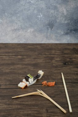 Klasik Philadelphia suşisi ahşap yüzeyde çubuklarla yuvarlanır. Yüksek kalite fotoğraf