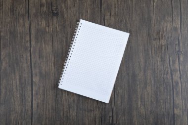 Tahta masaya yerleştirilmiş beyaz boş kağıt. Yüksek kalite fotoğraf