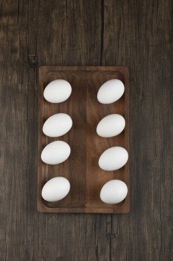 Tahta tabakta çiğ beyaz yumurta yığını. Yüksek kalite fotoğraf