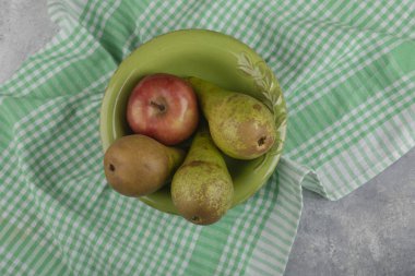 Yeşil kase kırmızı elma ve yeşil armut mermer arka planda. Yüksek kalite fotoğraf