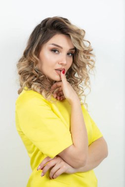 Genç, güzel sarışın kadın stüdyo geçmişine karşı.