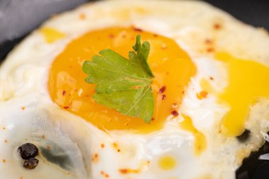 Kızartma tavasında nefis kızarmış yumurta, yakından görülüyor. Yüksek kalite fotoğraf