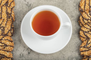 Yulaflı çikolatalı bisküvi ve bir fincan siyah çay. Yüksek kalite fotoğraf