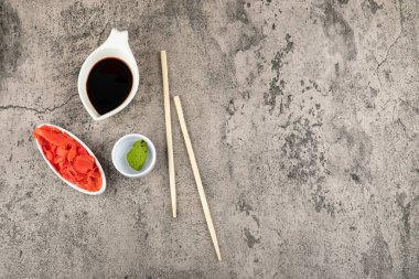 Soya sosu, zencefil turşusu ve arka planda wasabi. Yüksek kalite fotoğraf