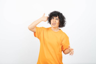 Beyaz arka planda poz veren genç bir kadın 