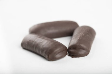 Beyaz arka planda izole edilmiş çikolatalı kekler. Yüksek kalite fotoğraf