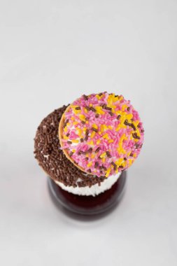 Çikolata kremalı kurabiyeler ve beyaz arka planda çikolata parçacıkları. Yüksek kalite fotoğraf