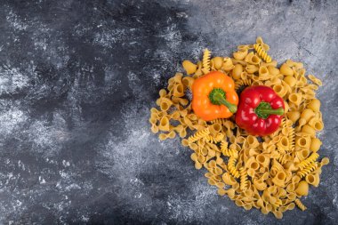 Kuru çiğ makarna ve renkli dolmalık biber. Yüksek kalite fotoğraf