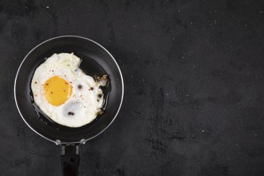 Kızartma tavasında kızarmış yumurtalarla nefis bir kahvaltı. Yüksek kalite fotoğraf