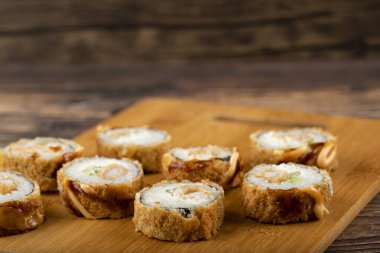 Tahta bir masanın üzerine taze suşi ruloları. Yüksek kalite fotoğraf