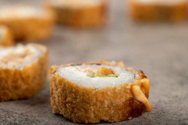 Taş bir masanın üzerine taze lezzetli suşi ruloları. Yüksek kalite fotoğraf