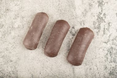 Taş yüzeyde lezzetli çikolata kaplı mini kekler. Yüksek kalite fotoğraf