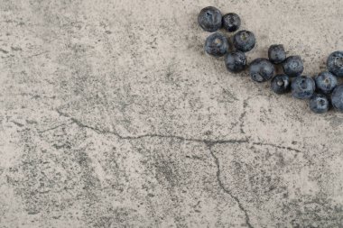 Taş zemine bir demet taze yaban mersini. Yüksek kalite fotoğraf