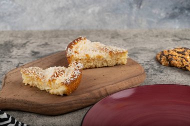 Tahta kesme tahtasına konmuş hindistan cevizi dilimli tatlı dilimleri. Yüksek kalite fotoğraf