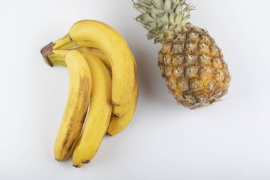 Beyaz arka planda olgun sarı muz ve ananas kümesi. Yüksek kalite fotoğraf