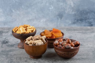 Tahta kaselerde kraker, kurutulmuş kayısı, fındık ve fıstık. Yüksek kalite fotoğraf