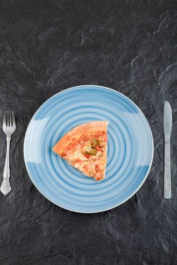 Siyah arka planda mavi bir dilim lezzetli pizza. Yüksek kalite fotoğraf