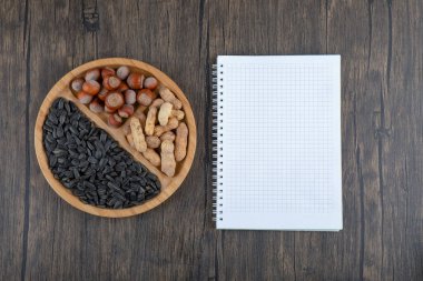 Sağlıklı fındıkla dolu tahta tahta tahta ve siyah ayçiçeği çekirdeği. Yüksek kalite fotoğraf